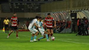 BEREBUT-BOLA-Striker-Madura-United-FC-Lulinha-saat-berebut-bola-dengan-pemai.jpg