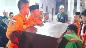 BPBD-Sampang-mengantarkan-jenazah-santri-korban-Ponpes-Al-Khoziny.jpg