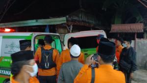 BPBD-Sampang-menurunkan-jenazah-korban-meninggal-Ponpes-Al-Khoziny-Sidoarjo.jpg