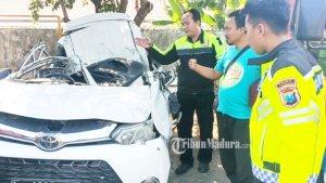 Banit-Gakkum-Polres-Bangkalan-Aiptu-Dedi-Wahyudianto-kiri-di-samping-Toyota-Avanza.jpg