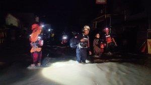 Banjir-Bangkalan-LMI-Rescue-5-Lakukan-Respon-Cepat-Evakuasi-Para-Korban.jpg