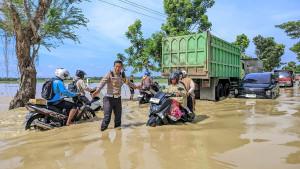 Banjir-di-Jalan-Raya-Jrengik-Sampang.jpg
