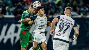 Bek-Persebaya-Leo-Lelis-melepaskan-sundulan-ke-gawang-Persija.jpg