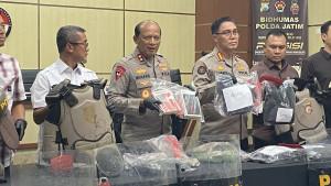 Buku-yang-disita-polisi-dijadikan-barang-bukti-kasus-pengerusakan-dan-pengeroyokan-anggo.jpg