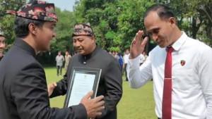 Bupati-Bangkalan-Lukman-Hakim-memberi-penghargaan-Kasat-Reskrim-AKP-Hafid-Dian-Maulidi.jpg