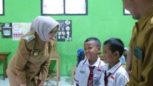 Bupati-Lumajang-Indah-Amperawati-saat-meninjau-program-MBG-di-SDIT-Klakah.jpg