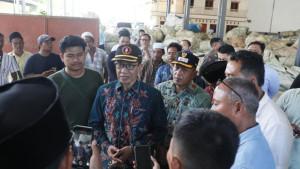 Bupati-Pamekasan-Kholilurrahman-Wafi-diwawancarai-sejumlah-media-Senin-2992025.jpg