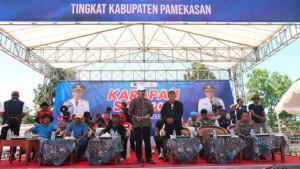 Bupati-Pamekasan-Kholilurrahman-membuka-karapan-sapi-tingkat-kabupaten-di-Desa-Murtajih.jpg