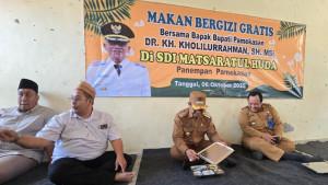 Bupati-Pamekasan-Kholilurrahman-mengecek-menu-MBG-di-SDI-Matsaratul-Huda.jpg