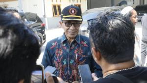 Bupati-Pamekasan-Kholilurrahman-saat-diwawancarai-sejumlah-media-perihal-layanan-kesehatan.jpg