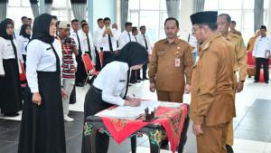 Bupati-Sumenep-Achmad-Fauzi-menyerahkan-SK-Pegawai-Pemerintah-dengan-Perjanjian-Kerja-PPPK.jpg