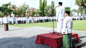 Bupati-Sumenep-Achmad-Fauzi-saat-jadi-pembina-upacara-Hari-Santri-Nasional-2025.jpg