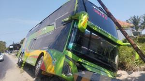 Bus-Gunung-Harta-kecelakaan-tunggal-di-Jalan-Raya-Dharma-Camplong-Sampang.jpg