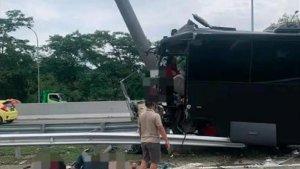 Bus-mengangkut-rombongan-pelajar-dan-guru-SMAN-1-Porong-ringsek-menabrak-tiang.jpg