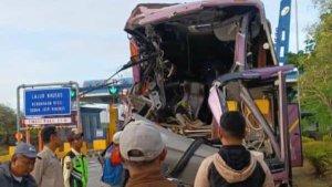Bus-rombongan-SMKN-Ngasem-ringsek-usai-kecelakan-di-jalan-tol-GemPas.jpg