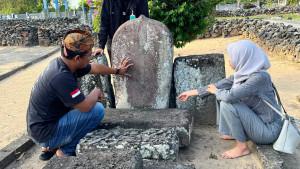 CAGAR-BUDAYA-Tim-Ahli-Cagar-Budaya-TACB-Sampang-saat-mengukur-dan-mend.jpg
