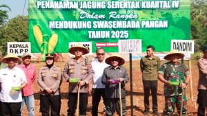 Chainur-Rasyid-bersama-Kementan-dan-Forkopimda-dalam-penanaman-jagung-serentak.jpg
