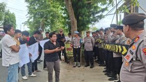 DESAK-PENETAPAN-TERSANGKA-Aktivis-mahasiswa-dari-FMPK-untuk-rasa.jpg