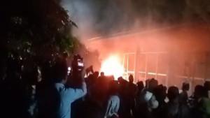 DIDUGA-DIBAKAR-Detik-detik-sebuah-bangunan-diduga-dibakar-massa-di-Pulau.jpg