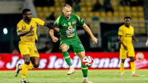 DIHADANG-Striker-asing-Persebaya-Mihailo-Perovic-menguasai-bola-dihadang-pemain.jpg