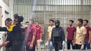 DIPERIKSA-Suasana-saat-para-narapidana-Lapas-Narkotika-Kelas-IIA-Pamekasan.jpg