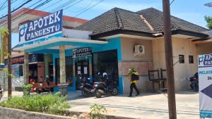 DISEGEL-Apotek-Pangesto-di-Jl-Dr-Cipto-Kecamatan-Kota-Sumenep-disegel-Perusaha.jpg