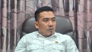DISOROT-Wakil-Ketua-Komisi-III-DPRD-Sumenep-Wahyudi-saat-memberikan.jpg