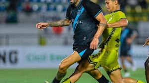 DUEL-Pemain-Persela-Jonathan-Bustos-berduel-dengan-pemain-Barito-Putera.jpg