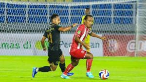 DUEL-SENGIT-Pemain-Deltras-FC-Hariono-kakan-menghindari-hadangan-pemai.jpg