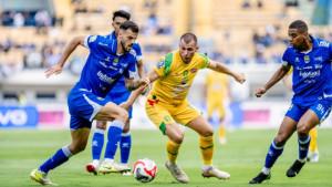 DUEL-Striker-asing-Persebaya-Mihailo-Perovic-berduel-dalam-perebutan-bola-dengan.jpg