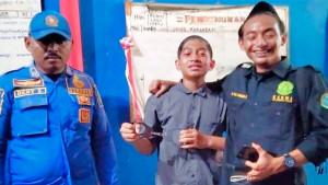 Damkar-Jombang-melepaskan-borgol-yang-terkait-di-tangan-seorang-santri.jpg