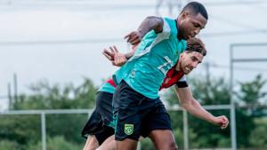Diego-Mauricio-striker-Persebaya-menjalani-sesi-latihan-tim-di-Lapangan-ABC.jpg
