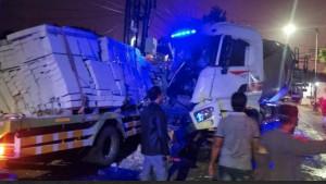 Dua-truk-terlibat-kecelakaan-maut-di-Jalan-Imam-Bonjol-Kelurahan-Dalpenang-Sampang.jpg