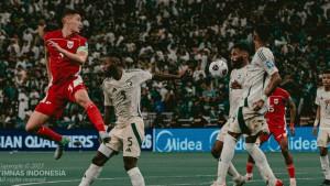 Duel-udara-pemain-timnas-Indonesia-Jay-Idzes-saat-melawan-Arab-Saudi-di-Stadion-King-Abdullah.jpg