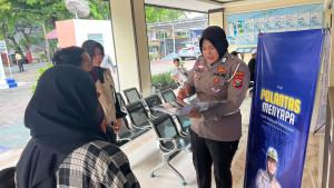 EDUKASI-Anggpta-Polwan-Satlantas-Polres-Sumenep-saat-memberikan-edukasi-warga.jpg