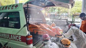 EVAKUASI-KORBAN-TEWAS-Tim-rescue-segera-mengantarkan-jenazah-reruntuha.jpg