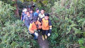 Evakuasi-jasad-korban-meninggal-kecelakaan-Innova-terjun-ke-jurang-jalur-Cangar-Pacet.jpg