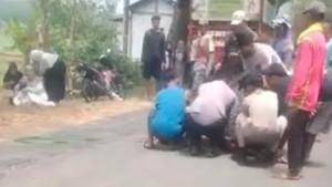Evakuasi-jenazah-korban-kecelakaan-di-Jalan-Raya-NgawiNgrambe.jpg
