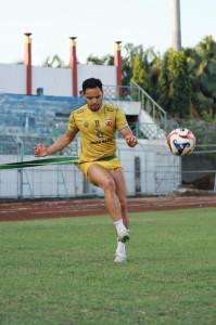 FOKUS-PEMULIHAN-Gelandang-Madura-United-FC-Lulinha-saat-menjalani-sesi.jpg