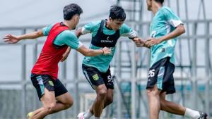 FOKUS-Pemain-Persebaya-menjalani-latihan-di-Kompleks-Stadion-GBT-Selasa.jpg