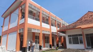 GEDUNG-MEGAH-Empat-ruang-kelas-masing-masing-dua-ruang-kelas.jpg