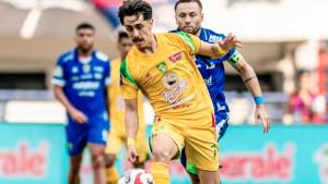 Gelandang-Persebaya-Francisco-Rivera-menguasai-bola-saat-menghadapi-Persib.jpg