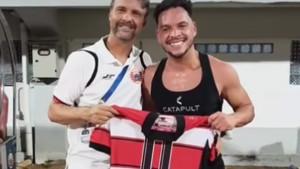 HANGAT-Mauricio-Souza-pelatih-Persija-menerima-jersey-dari-kapten-Madura-United.jpg