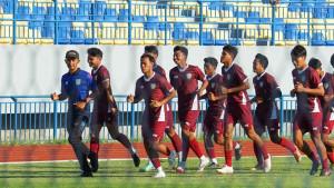 INFO-GRESIK-UNITED-Para-pemain-Gresik-United-berlatih-di-Stadion-Gelora-Joko-Samudro.jpg