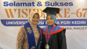 Inna-Fatahna-22-mahasiswi-asal-Nganjuk-lulus-cumlaude-UNP-Kediri.jpg