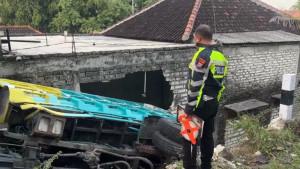 JEBOL-TEMBOK-Personel-Unit-Gakkum-Satlantas-Polres-Bangkalan.jpg