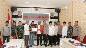 Jalannya-mediasi-yang-melibatkan-beberapa-pihak-di-Mapolres-Sampang-Madura-Rabu-4102023.jpg