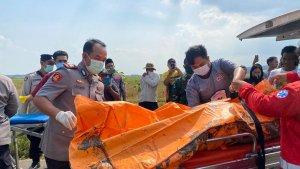 Jasad-Petugas-kepolisian-bersama-tim-identifikasi-saat-mengevakuasi-jasad-yang.jpg