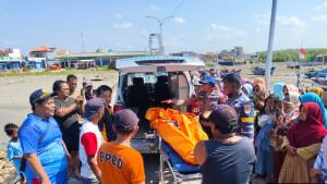 Jasad-pria-tanpa-identitas-di-Pelabuhan-Branta-Pesisir-Pamekasan-hendak-dimasukkan-Ambulans.jpg