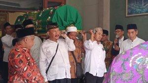 Jenazah-Cak-Anam-di-rumah-duka-saat-akan-disholatkan-Senin-9102023.jpg